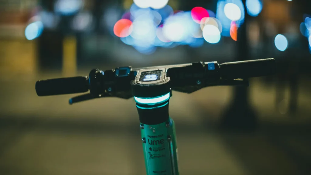 Trottinette électrique en ville de nuit